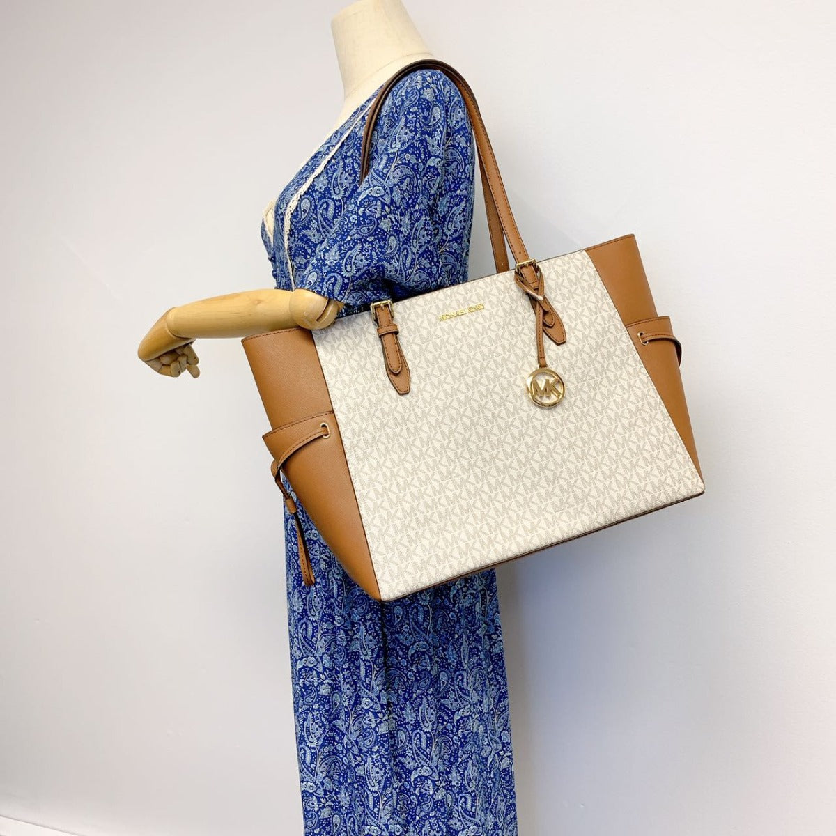 MICHAEL KORS 35S1G2GT7B Gilly Large Logo and Leather Travel Tote Bag Vanilla MICHAEL KORS 35S1G2GT7B Gilly Large Logo and Leather Travel Tote Bag Vanilla